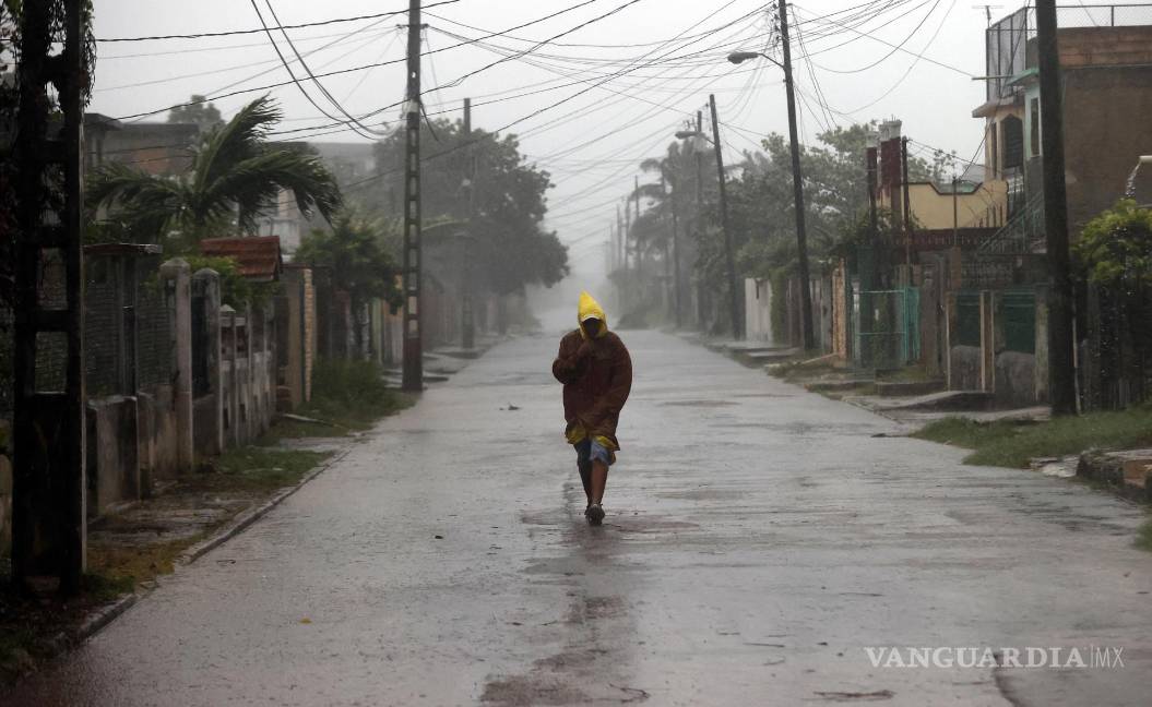 Un hombre camina en medio de la lluvia debido al paso del huracán Rafael en La Habana, Cuba. $!Un hombre camina en medio de la lluvia debido al paso del huracán Rafael en La Habana, Cuba.