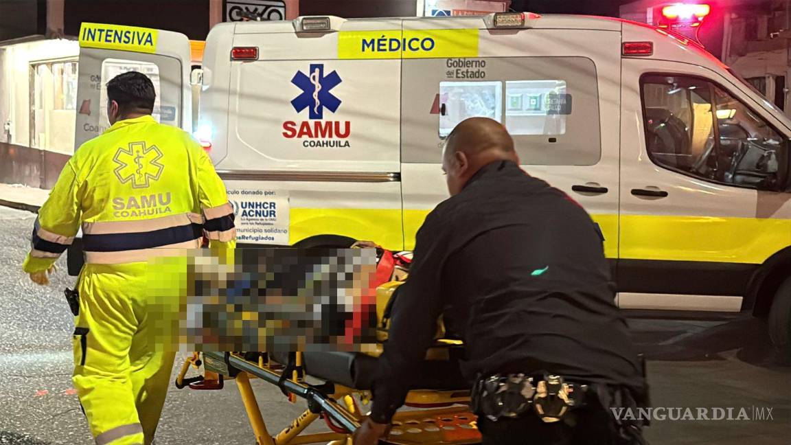 Paramédicos del SAMUR valoraron al conductor con múltiples fracturas en el cráneo y lo trasladaron de inmediato al hospital. $!Paramédicos del SAMUR valoraron al conductor con múltiples fracturas en el cráneo y lo trasladaron de inmediato al hospital.
