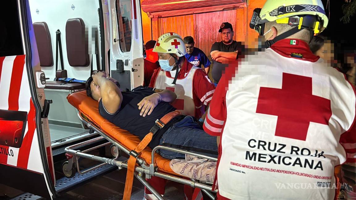 Paramédicos atienden al conductor lesionado tras ser impactado por otro vehículo en la colonia Centenario. $!Paramédicos atienden al conductor lesionado tras ser impactado por otro vehículo en la colonia Centenario.
