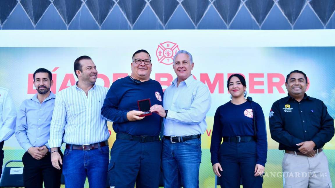 Entrega reconocimientos a bomberos de Torreón, ‘por su heroísmo y perseverancia’ Entrega reconocimientos a bomberos de Torreón, ‘por su heroísmo y perseverancia’