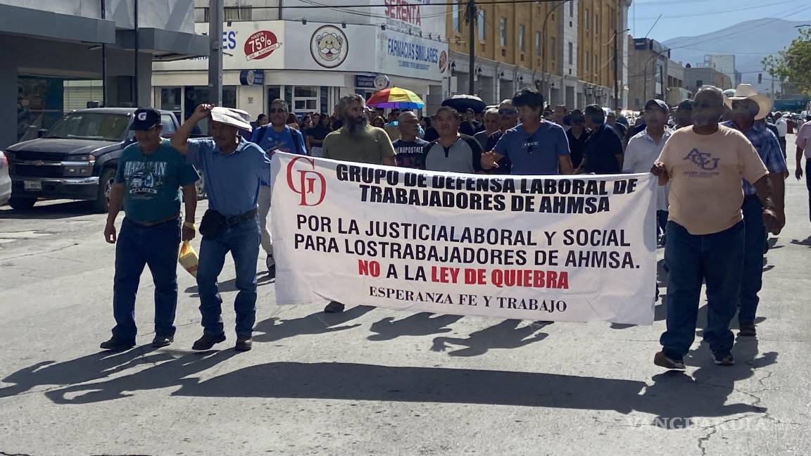 Monclova: Protesta de ex obreros de AHMSA culmina en riña tras bloquear el bulevar Harold R. Pape (videos) Monclova: Protesta de ex obreros de AHMSA culmina en riña tras bloquear el bulevar Harold R. Pape (videos)
