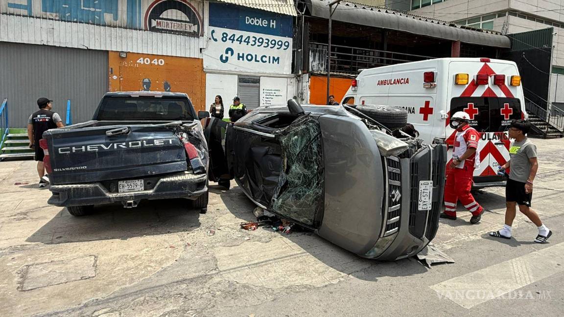 Sexagenaria provoca aparatosa volcadura al norte de Saltillo; familia resulta ilesa Sexagenaria provoca aparatosa volcadura al norte de Saltillo; familia resulta ilesa