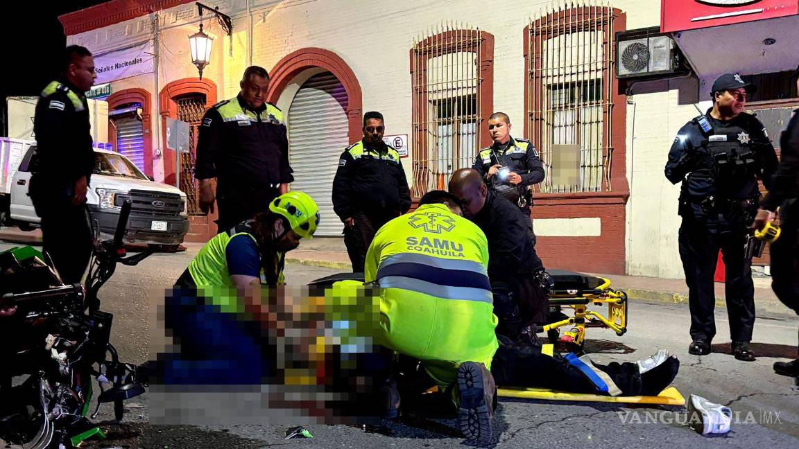 Violento choque en motocicleta deja a dos jóvenes heridos de gravedad en el centro de Saltillo Violento choque en motocicleta deja a dos jóvenes heridos de gravedad en el centro de Saltillo
