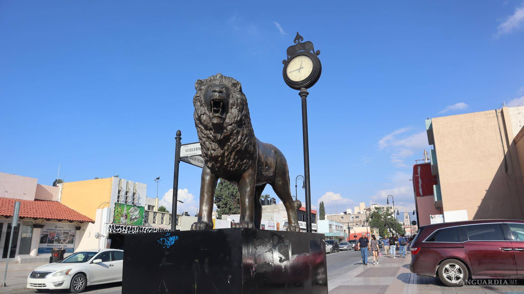 Leones reinstalados en la calle Victoria. $!Leones reinstalados en la calle Victoria.