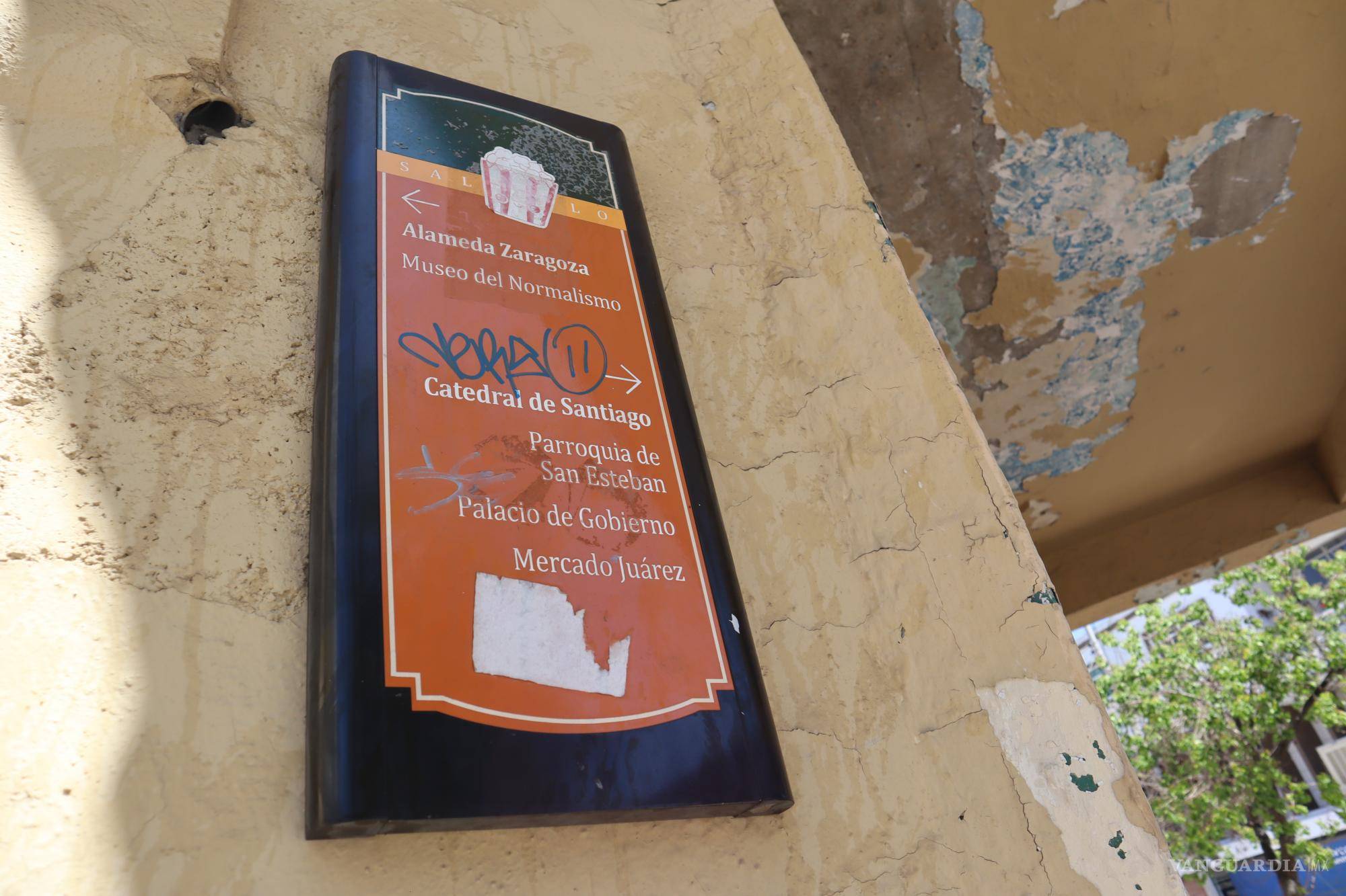Aunque los volantes pegados puedan retirarse, pero el grafiti que los cubre es imborrable. $!Aunque los volantes pegados puedan retirarse, pero el grafiti que los cubre es imborrable.