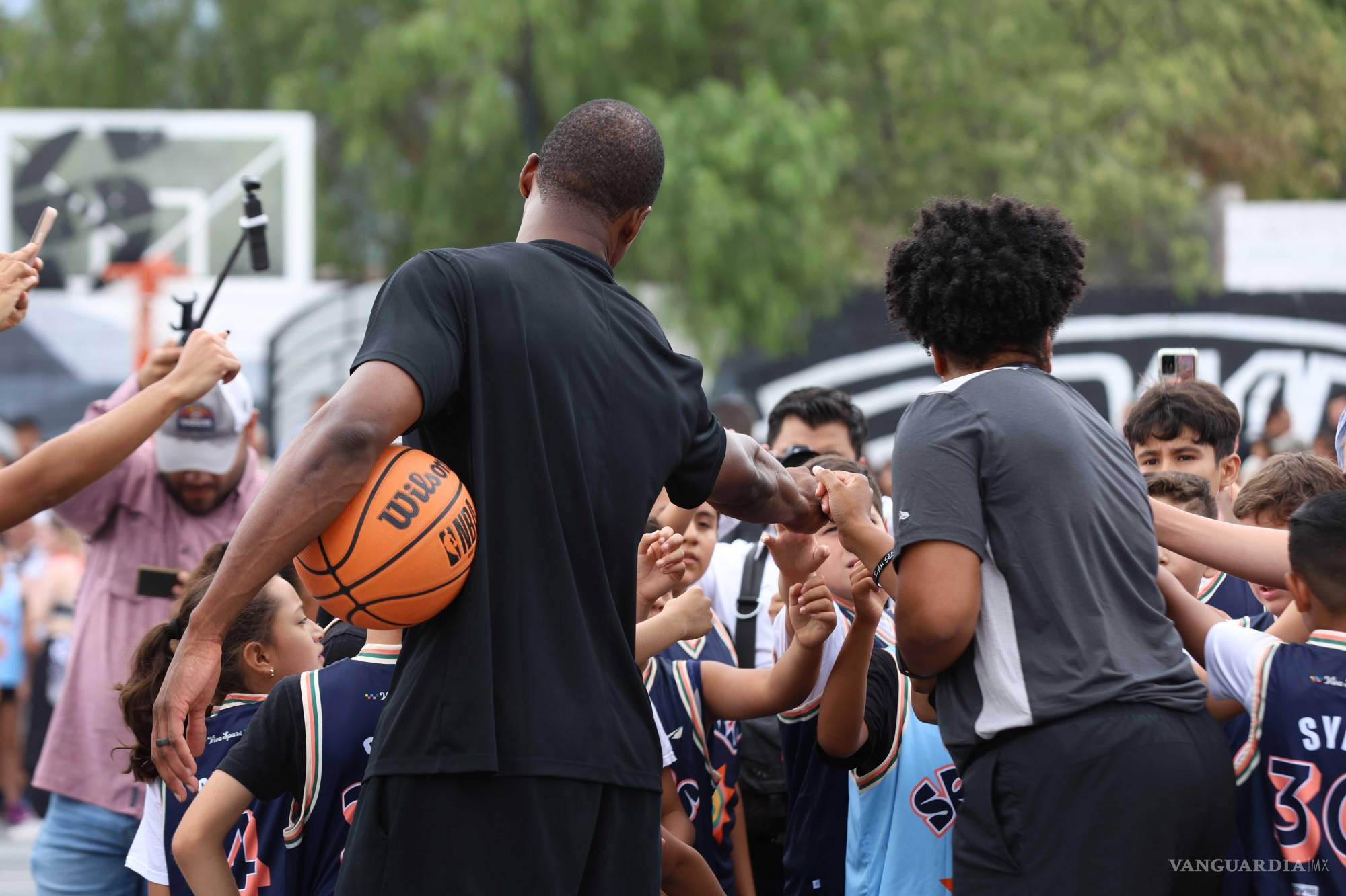 Harrison Barnes convivió con decenas de familias en la colonia Mirasierra tras inaugurar la plaza. $!Harrison Barnes convivió con decenas de familias en la colonia Mirasierra tras inaugurar la plaza.