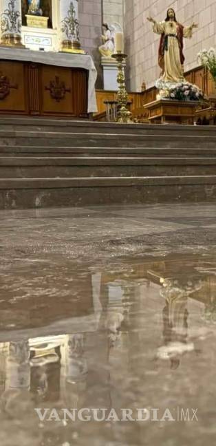 Se mete el agua a Catedral y otros templos de Saltillo: no se posponen misas $!Se mete el agua a Catedral y otros templos de Saltillo: no se posponen misas