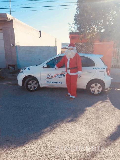 A bordo de su taxi, Vinicio García se viste de Santa Claus para regalar sonrisas a los niños de Monclova en esta temporada navideña. $!A bordo de su taxi, Vinicio García se viste de Santa Claus para regalar sonrisas a los niños de Monclova en esta temporada navideña.