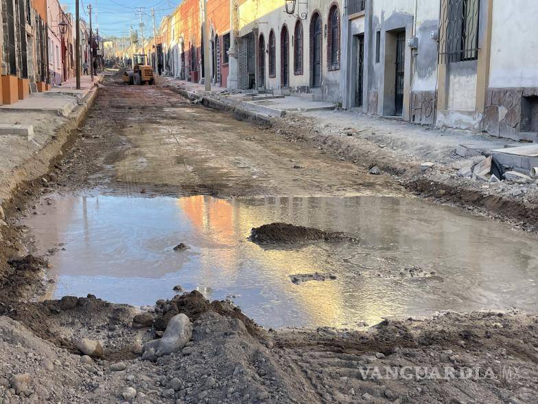 Vecinos de la calle General Victoriano Cepeda enfrentan dificultades de tránsito debido a las obras de recarpeteo en el centro de Saltillo. $!Vecinos de la calle General Victoriano Cepeda enfrentan dificultades de tránsito debido a las obras de recarpeteo en el centro de Saltillo.