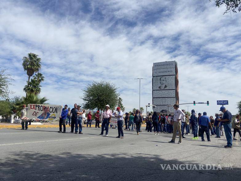 Más de 50 exobreros participan en una protesta exigiendo respuestas sobre sus pagos pendientes y la reactivación de la acerera. $!Más de 50 exobreros participan en una protesta exigiendo respuestas sobre sus pagos pendientes y la reactivación de la acerera.