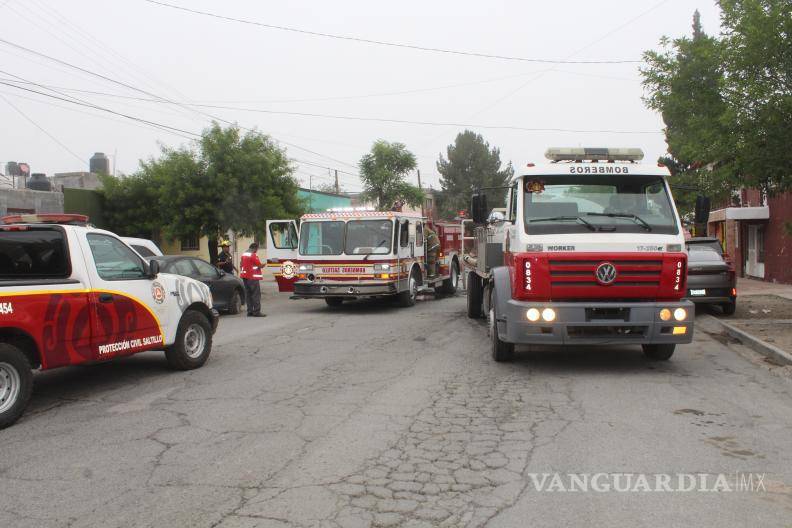Personal de Bomberos acudió de inmediato para sofocar el fuego que amenazaba con extenderse a otras propiedades. $!Personal de Bomberos acudió de inmediato para sofocar el fuego que amenazaba con extenderse a otras propiedades.