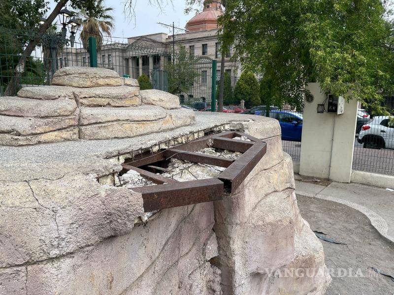 La atracción de escalada presenta varillas y cemento expuesto, lo que genera riesgos para los niños que juegan en ella. $!La atracción de escalada presenta varillas y cemento expuesto, lo que genera riesgos para los niños que juegan en ella.