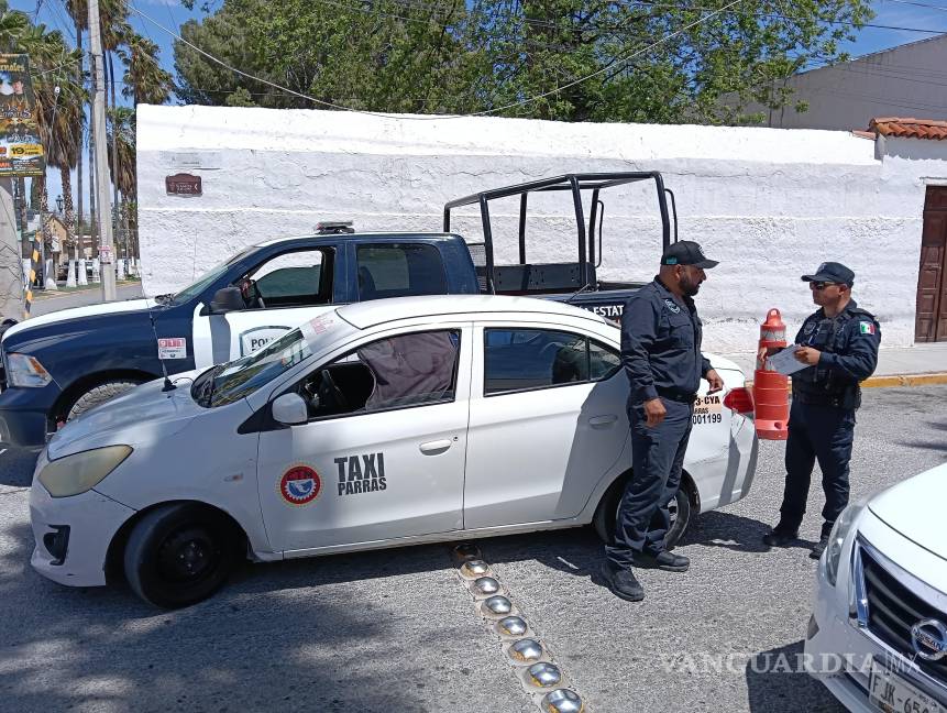 Algunos conductores alegaron que no prestaban servicio público, a pesar de que sus vehículos portaban la leyenda “Taxi”, lo que generó controversia durante las inspecciones. $!Algunos conductores alegaron que no prestaban servicio público, a pesar de que sus vehículos portaban la leyenda “Taxi”, lo que generó controversia durante las inspecciones.