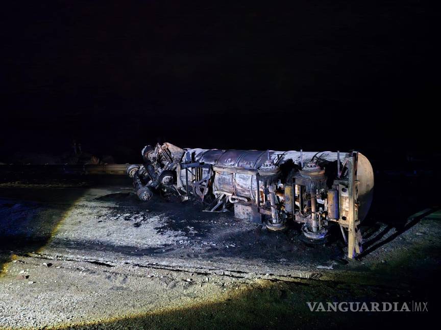 El tráiler quedó completamente calcinado tras ser consumido por el incendio en la carretera 40-D. $!El tráiler quedó completamente calcinado tras ser consumido por el incendio en la carretera 40-D.