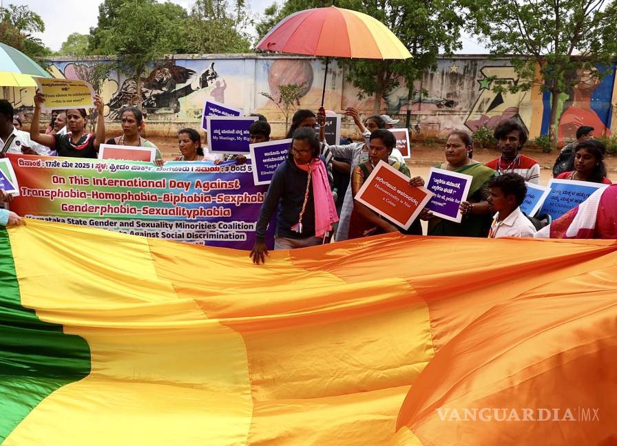 La gente asiste a una protesta en el Día Internacional contra la Homofobia, la Bifobia y la Transfobia (IDAHOBIT), en Bangalore, India. $!La gente asiste a una protesta en el Día Internacional contra la Homofobia, la Bifobia y la Transfobia (IDAHOBIT), en Bangalore, India.