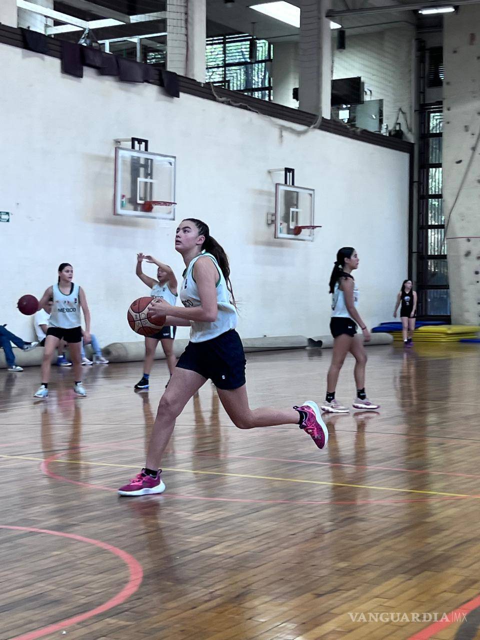 Allegra muestra su destreza en el dribbling con su equipo, destacando su preparación integral. $!Allegra muestra su destreza en el dribbling con su equipo, destacando su preparación integral.