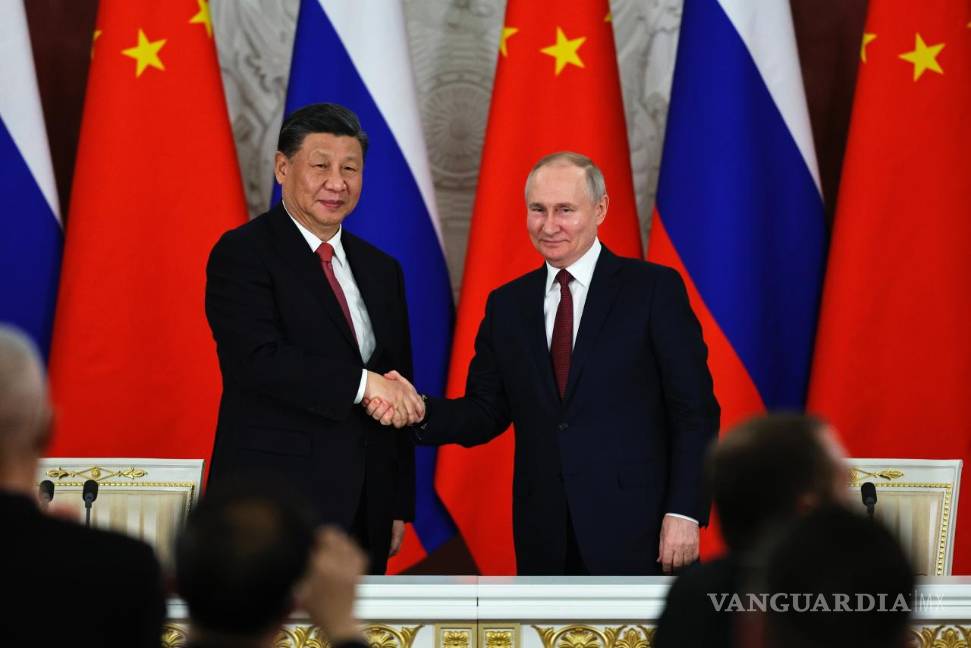 El presidente ruso, Vladimir Putin y el presidente chino, Xi Jinping, se dan la mano en el Gran Palacio del Kremlin, en Moscú, Rusia. $!El presidente ruso, Vladimir Putin y el presidente chino, Xi Jinping, se dan la mano en el Gran Palacio del Kremlin, en Moscú, Rusia.