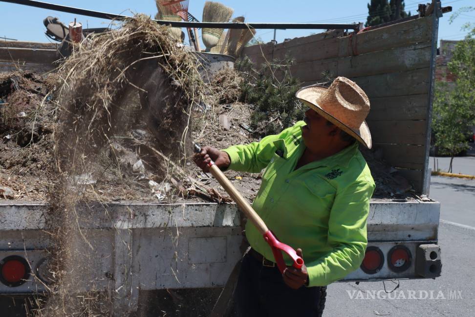 Acciones de papeleo, recolección de basura y deshierbe se llevan a cabo en las principales vialidades de la ciudad. $!Acciones de papeleo, recolección de basura y deshierbe se llevan a cabo en las principales vialidades de la ciudad.