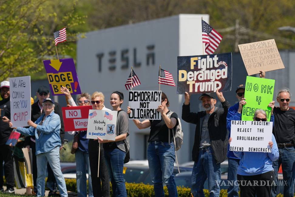 Manifestantes protestan contra Elon Musk y los recortes del DOGE frente a un concesionario de Tesla, el sábado 12 de abril de 2025, en Kansas City, Missouri. $!Manifestantes protestan contra Elon Musk y los recortes del DOGE frente a un concesionario de Tesla, el sábado 12 de abril de 2025, en Kansas City, Missouri.