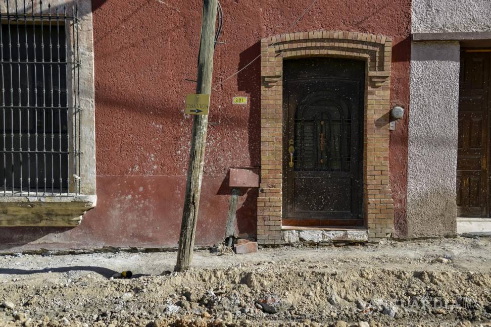La rehabilitación de la calle General Cepeda ha generado molestias entre los vecinos, quienes denuncian problemas de drenaje y daños potenciales en sus viviendas. $!La rehabilitación de la calle General Cepeda ha generado molestias entre los vecinos, quienes denuncian problemas de drenaje y daños potenciales en sus viviendas.