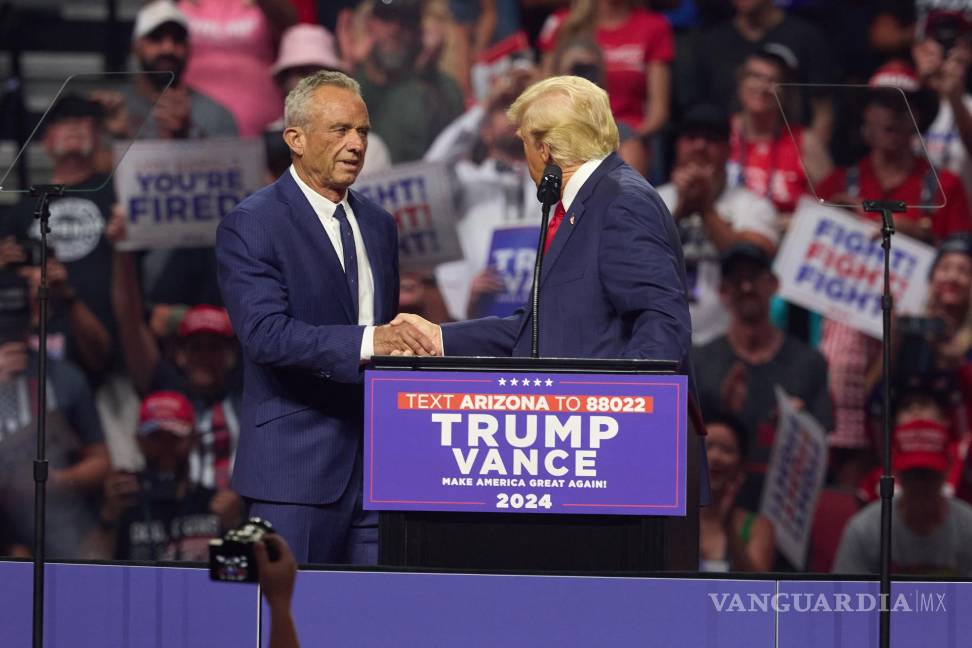 Robert F. Kennedy Jr. estrecha la mano con el candidato presidencial republicano Donald Trump (derecha) en un mitin en el Desert Diamond Arena en Glendale $!Robert F. Kennedy Jr. estrecha la mano con el candidato presidencial republicano Donald Trump (derecha) en un mitin en el Desert Diamond Arena en Glendale