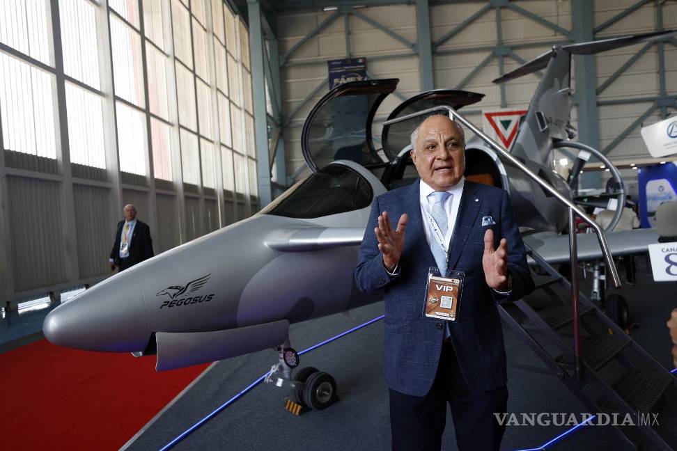 El presidente de Oaxaca Aerospace, Raúl Fernández, habla en la presentación del avión modelo Pegasus PE-210 A en la base militar aérea de Santa Lucía. $!El presidente de Oaxaca Aerospace, Raúl Fernández, habla en la presentación del avión modelo Pegasus PE-210 A en la base militar aérea de Santa Lucía.