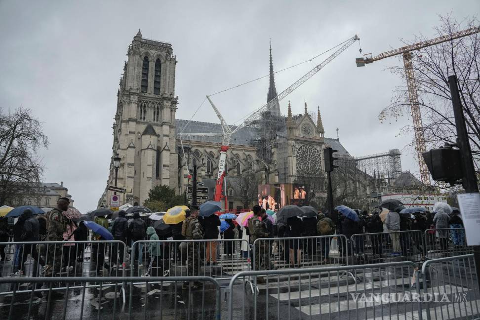 Personas frente a la Catedral de Norte Dame en París. $!Personas frente a la Catedral de Norte Dame en París.