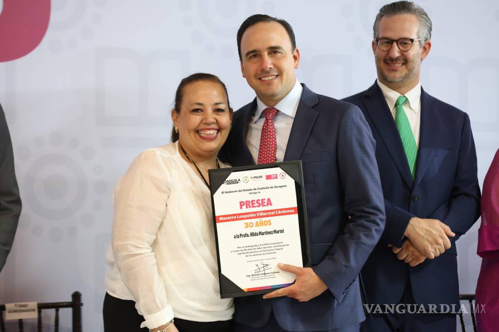 Maestros de distintas regiones del estado recibieron preseas por su entrega a la enseñanza durante décadas, en una ceremonia que reconoció su impacto en la formación de generaciones. $!Maestros de distintas regiones del estado recibieron preseas por su entrega a la enseñanza durante décadas, en una ceremonia que reconoció su impacto en la formación de generaciones.