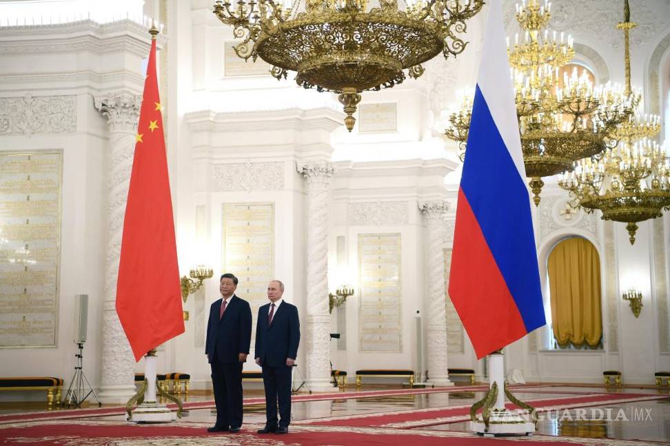 El presidente ruso, Vladimir Putin y el presidente chino, Xi Jinping, asisten a una ceremonia oficial de bienvenida en el Gran Palacio del Kremlin, en Moscú, Rusia. $!El presidente ruso, Vladimir Putin y el presidente chino, Xi Jinping, asisten a una ceremonia oficial de bienvenida en el Gran Palacio del Kremlin, en Moscú, Rusia.