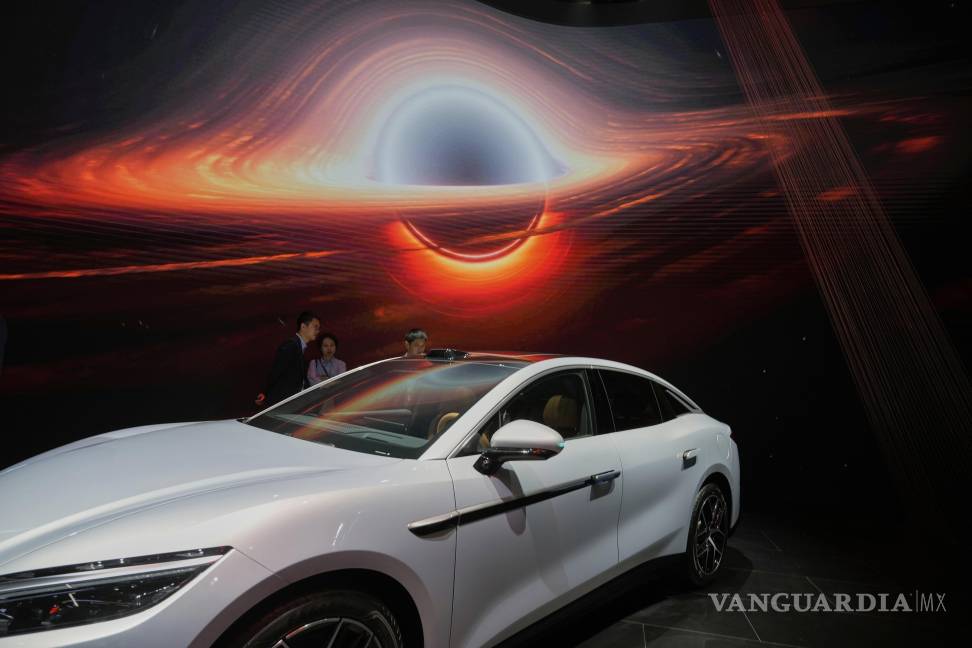 Los visitantes observan el modelo Han L EV de BYD durante el salón del automóvil de Shanghai. $!Los visitantes observan el modelo Han L EV de BYD durante el salón del automóvil de Shanghai.