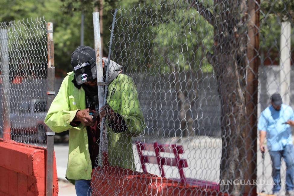 Cuadrillas de limpieza y mantenimiento trabajan en la colonia para devolver a las familias áreas dignas y seguras. $!Cuadrillas de limpieza y mantenimiento trabajan en la colonia para devolver a las familias áreas dignas y seguras.
