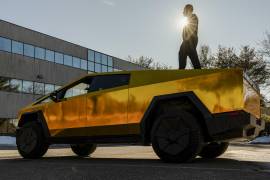 Kumait Jaroje en la parte superior de su Tesla Cybertruck dorado frente a su oficina en Southborough, Massachusetts, el 2 de marzo de 2025. Jaroje alguna vez usó su Tesla Cybertruck dorado para publicitar su consultorio médico cosmético. Ahora, dice, la reacción negativa lo ha hecho querer venderlo.