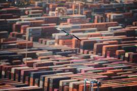 Miles de contenedores apilados en la terminal de carga del puerto de Barcelona, España. Los “aranceles recíprocos” el 10 % para todos los países con los que comercia EU entraron en vigor a partir de hoy.