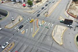 La señalización horizontal en el bulevar Jesús Valdés Sánchez mejora la orientación de los automovilistas y previene incidentes viales.