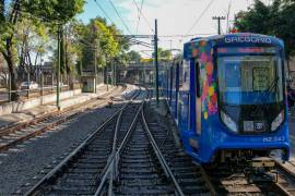 La tarde del jueves, usuarios en redes sociales reportaron el incendio de una de las unidades del Tren Ligero de la Ciudad de México en la estación La Noria por un posible corto circuito.