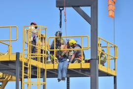 Elementos del Cuerpo de Bomberos realizan maniobras de rescate durante el simulacro.