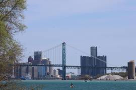 Puente Ambassador, que une a Detroit con Windsor, Canadá. Este puente se convirtió en símbolo de la política migratoria deTrump y en una trampa para los más de 200 migrantes que han acabado encarcelados.