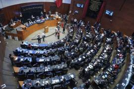El Senado de la República aprobó por unanimidad una reforma a la Ley de Armas de Fuego y Explosivos que permitirá a integrantes de empresas públicas y órganos autónomos portar armas de fuego para desempeñar funciones de seguridad.