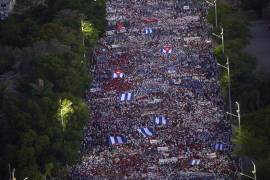 En Cuba, que atraviesa una fuerte crisis económica, miles tomaron las calles para protestar.