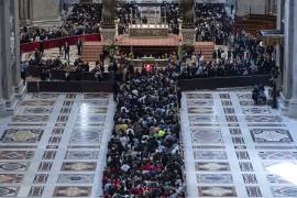 Las redes sociales están siendo protagonistas en el adiós al papa Francisco en medio de una creciente polémica por los ‘selfies’ que algunos visitantes han publicado frente a su féretro en la basílica de San Pedro.