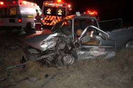 Una familia completa resultó herida y un hombre murió prensado tras invadir carril en la carretera Torreón-Saltillo.