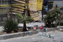 El altar improvisado frente a la vivienda recuerda a Camila y Jordan, víctimas del incendio que conmocionó a la colonia Satélite Norte.