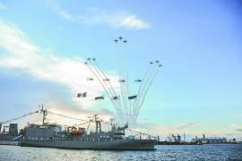 Encabeza Presidente desfile del aniversario de la Armada