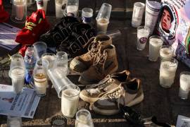 FRESNILLO, ZACATECAS, 15MARZO2025.- Decenas de madres y familiares de personas desaparecidas en el municipio se congregaron en Jardín Obelisco para formar parte de la “Velada Nacional Teuchitlán Nunca Más”. En punto de las 5 horas comenzaron a llegar familiares con fotos, zapatos y veladoras; para después hacer un rezo, el pase de lista y leer el mensaje nacional que las madres buscadoras impulsaron. FOTO: ADOLFO VLADIMIR /CUARTOSCURO.COM