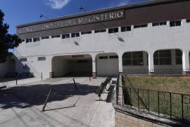 Maestros jubilados y en activo exigen un mejor servicio médico; critican deficiencias de la Clínica del Magisterio.