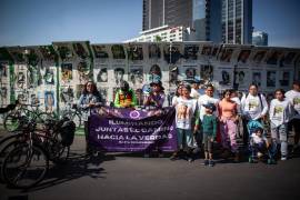 Colectiva Luciérnagas de personas en búsqueda de sus familiares víctimas de desaparición forzada acompañados de artistas y ciclistas realizan por segundo año la rodada por las familias que buscan. El punto de salida fue la glorieta de personas desaparecidas y el segundo la Fiscalía donde realizaron pega de carteles de búsqueda, la jornada terminará en Tacuba con una tarde de arte.