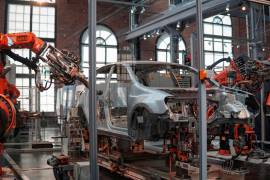 La industria automotriz en Coahuila enfrenta incertidumbre ante los recientes cambios en la política comercial de Estados Unidos, afectando inversiones y exportaciones.
