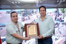 El alcalde Javier Díaz González recibe un reconocimiento de Oxxo, por su labor en materia de seguridad pública en Saltillo.