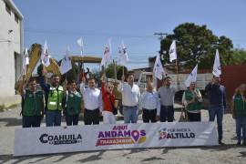 El presidente municipal de Saltillo, Javier Díaz González, durante el inicio de los trabajos de pavimentación en la colonia Miravalle, destacando el cumplimiento de un compromiso con los vecinos.