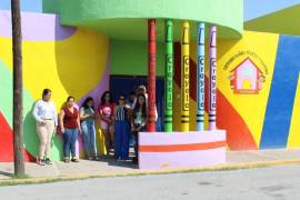 Un grupo de madres de familia asegura que la maestra maltrató a una alumna.